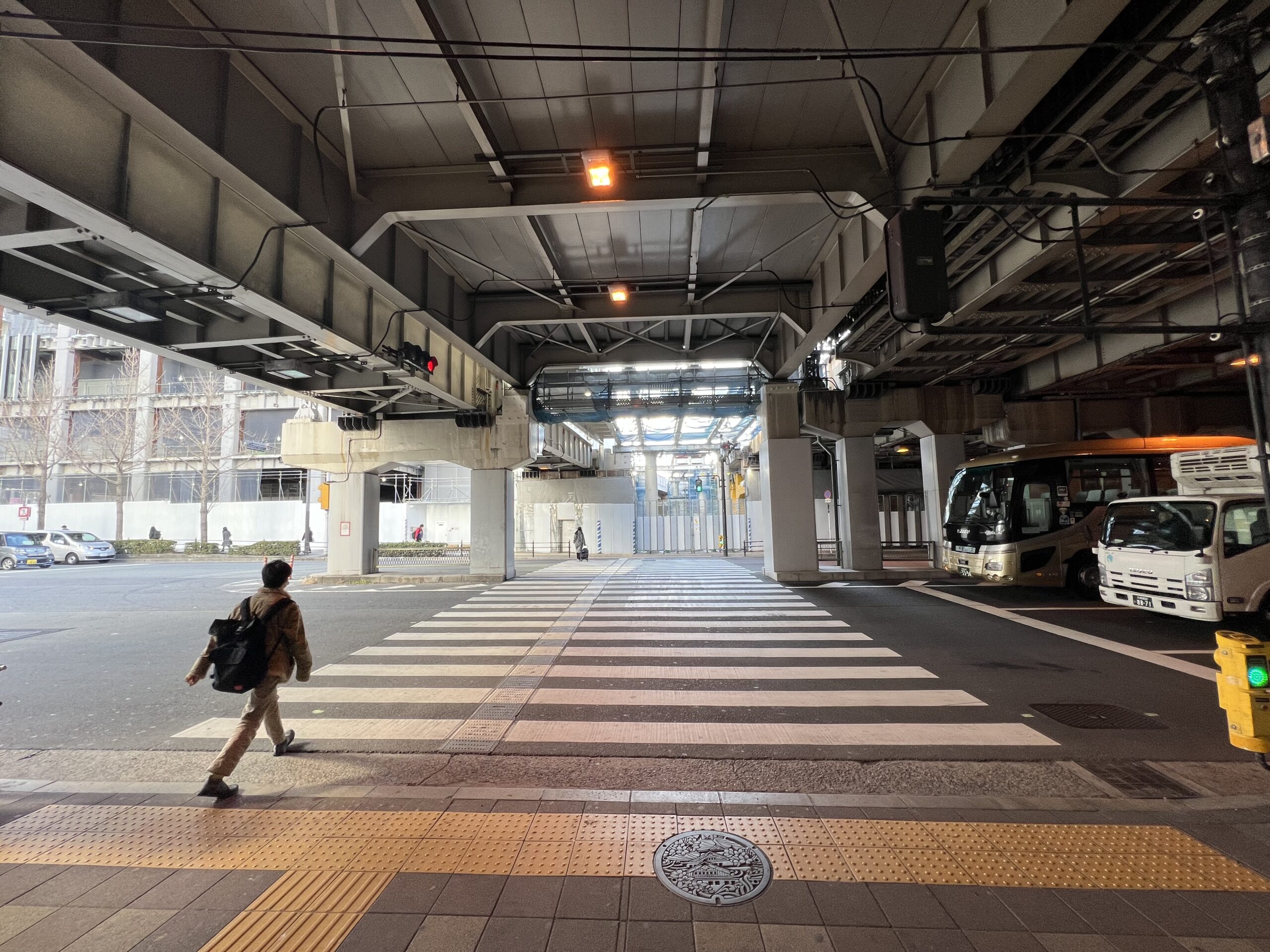 高架下の横断歩道